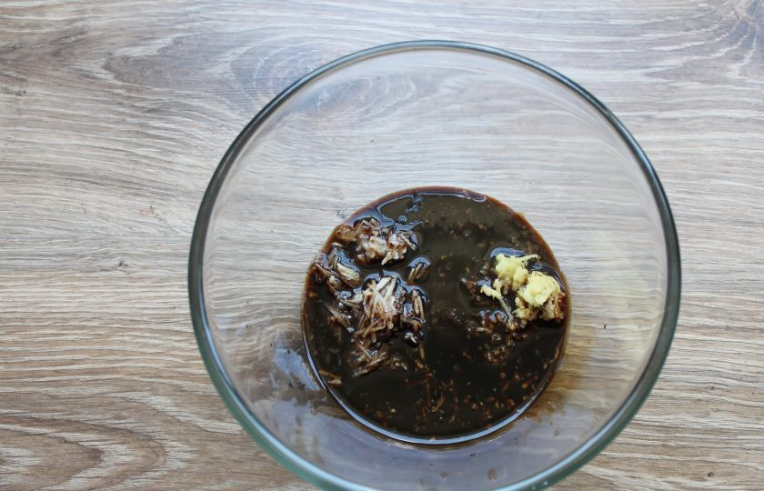 1. Этап. Курица по-тайски в кокосовом молоке: В миску выложите чеснок, имбирь, мед и влейте лимонный сок, соевый соус. Все хорошенько перемешайте до растворения меда.