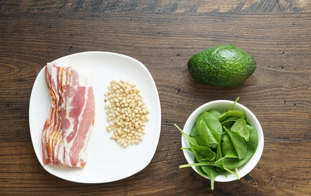 1. Этап. Салат Хрум-хрум: 1. Вот они, наши ингредиенты. Шпинат помоем и обсушим, бекон разморозим.