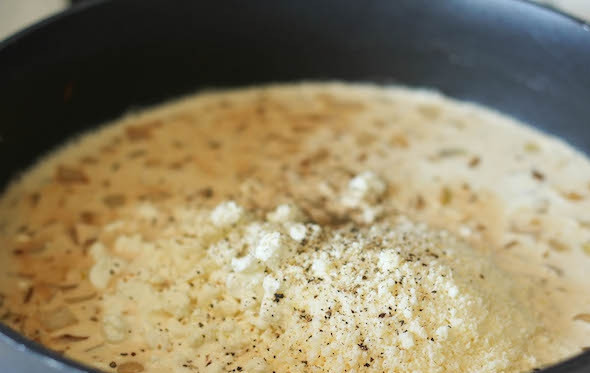 1. Этап. Паста Альфредо с запеченным перцем: 2. Через 2-3 минуты добавьте козий сыр, молоко, сливки и половину пармезана.