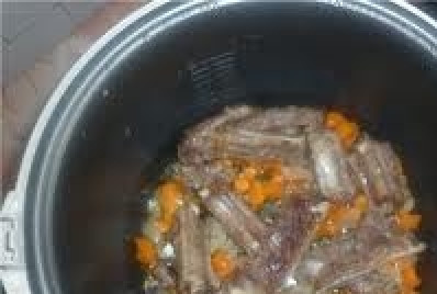 1. Этап. Бараньи ребрышки в мультиварке: 6. Бараньи ребрышки и нарезанные овощи складываем в чашу мультиварки. Овощи должны со всех сторон покрывать мясо. Солим, перчим, посыпаем специями. Тщательно все перемешиваем. По желанию можете добавить нарезанный небольшими кусочками картофель и помидоры, а если любите блюда поострее – включите в рецепт перец чили или аджику. Ставим мультиварку в режим тушения на 2 часа.