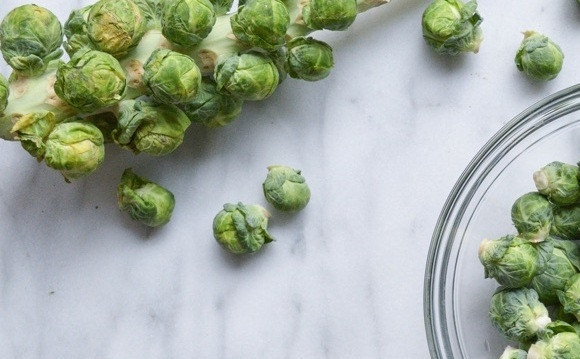 1. Этап. Брюссельская капуста с кедровыми орехами: 1. Промойте капусту под проточной водой.