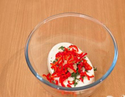 1. Этап. Цыпленок, запеченный под кремом из Филадельфии, тимьяна, перца и чеснока: 2. Снимаем листочки с веточек тимьяна и добавляем в Филадельфию. Выдавливаем чеснок через чеснокодавилку и добавляем сюда же. Затем добавляем сюда и перец чили.