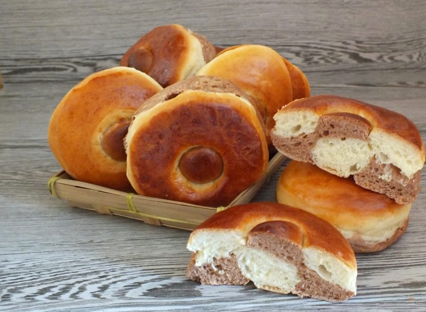 1. Этап. Дрожжевые булочки с какао: Готовые булочки достаньте из противня, переложите и охладите.