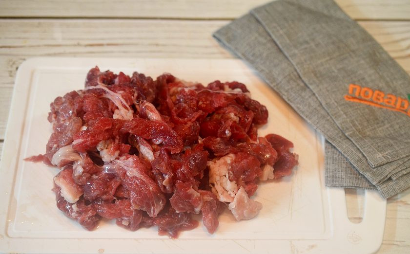 1. Этап. Говядина по-цыгански: 3. Говядину помойте и нарежьте.