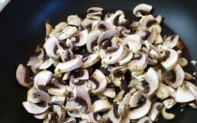 1. Этап. Пирожки за 5 минут на сковороде: 2. Делаем начинку. На оливковом масле обжарим грибы до готовности. Солим и перчим по вкусу.