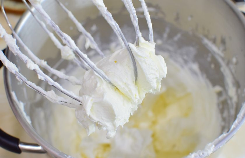 1. Этап. Лимонно-маковый торт: Для крема соедините 300 грамм сливок, 300 грамм творожного сыра и 3-4 ст. л. сахарной пудры. Взбейте все в густой крем.