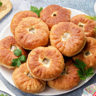 Дрожжевые беляши на воде