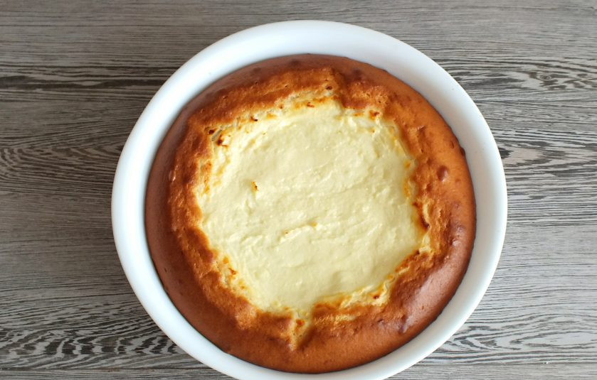 1. Этап. Ленивая ватрушка с творогом: Через указанное время проверьте готовность ватрушки. Начинка должна быть упругой, тесто проткните деревянной шпажкой, она должна быть сухой. Готовый пирог охладите в форме.