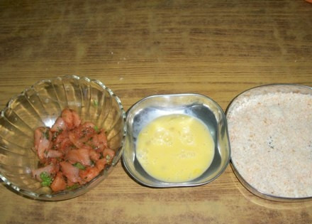 1. Этап. Самые вкусные наггетсы: 6. В одну миску выложите яйцо, взболтайте его. В другую миску насыпьте панировочные сухари.