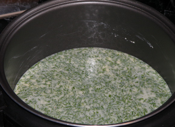 1. Этап. Омлет без молока в мультиварке: 6. Вливаем в чашу мультиварки, закрываем крышку и выставляем режим 