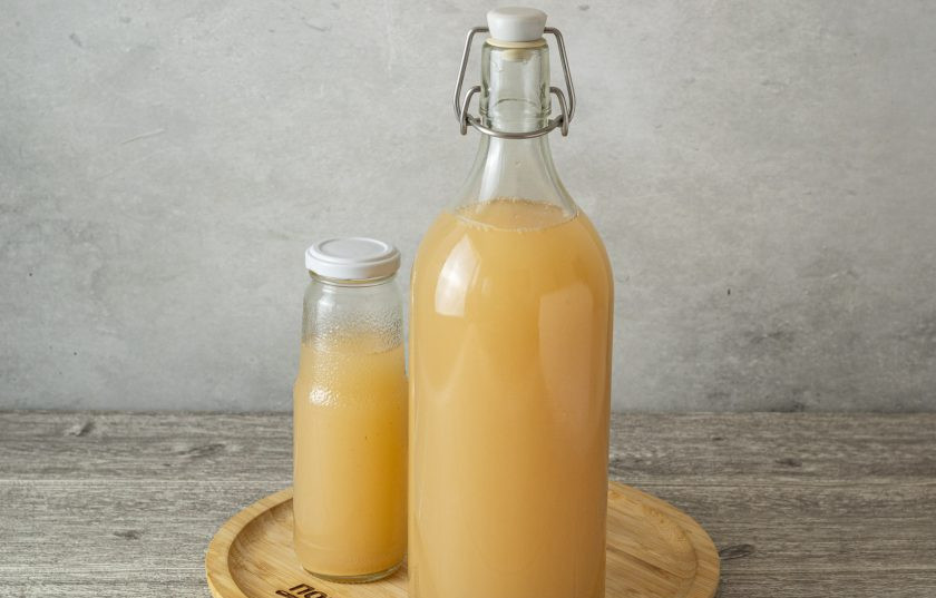 1. Этап. Яблочный квас: Разлейте жидкость по бутылкам, оставляя 5 см. свободного пространства. Лучше всего использовать бутылки бугельного типа, либо можно разлить по пластиковым. Оставьте на 1-2 дня при комнатной температуре для брожения.