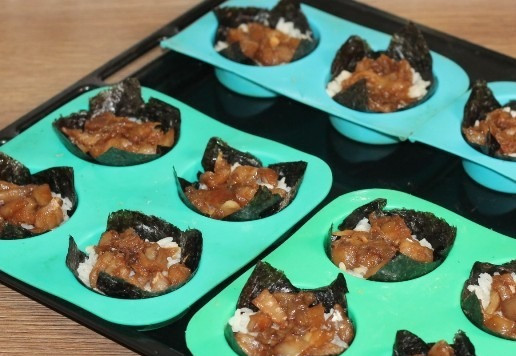 1. Этап. А-ля роллы с рыбой, сыром и авокадо: 17. Сверху раскладываем маринованную рыбку.