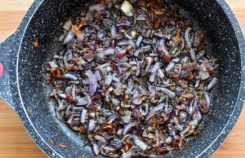 1. Этап. Мини-багеты с жареным луком: Лук мелко нашинкуйте и обжарьте на масле до хорошего румянца, чтобы вкус был насыщеннее.