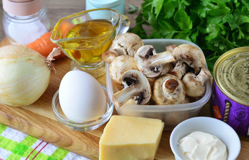 1. Этап. Салат с сайрой и грибами: Подготовьте все ингредиенты.