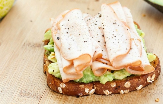 1. Этап. Тост с индейкой и авокадо: 3. Выложите индейку, приправьте перцем и подавайте к столу. Приятного аппетита!