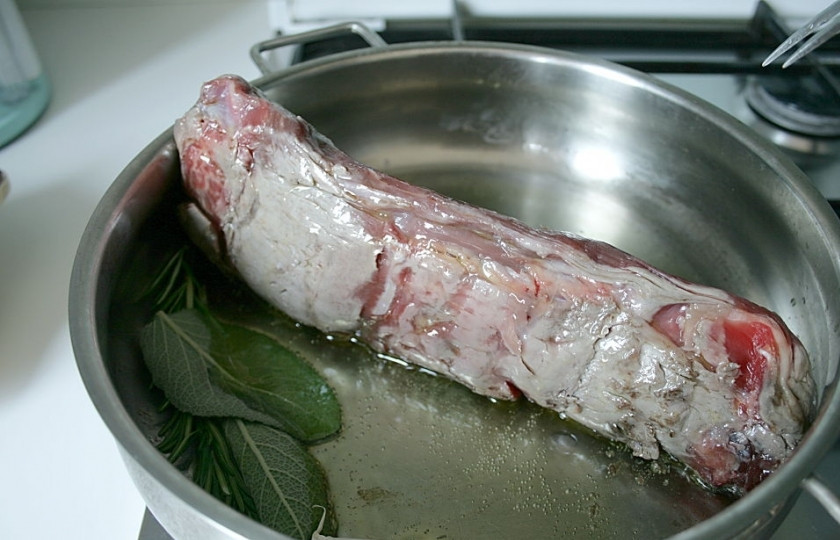 1. Этап. Запеченная говяжья вырезка в духовке: Обжаривайте говяжью вырезку в сковороде со всех сторон.