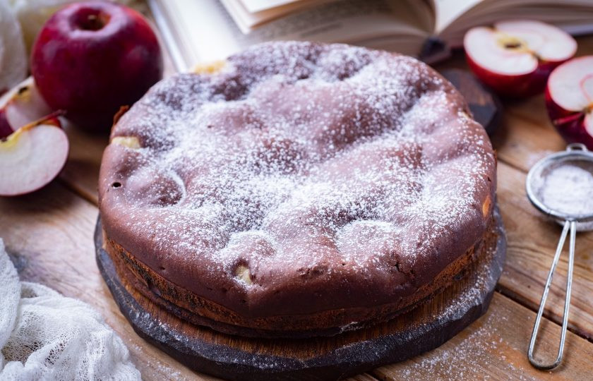 1. Этап. Пирог на кефире с творогом: Готовый пирог охладите, чуть присыпьте сахарной пудрой при желании, подавайте к столу.