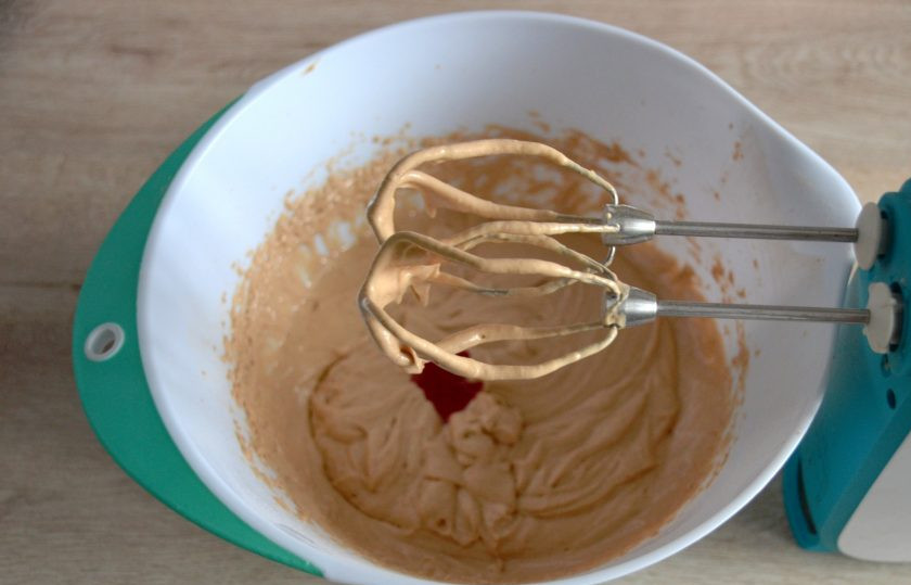 1. Этап. Пирожное Красное и белое: Введите пищевой краситель, взбейте, чтобы тесто стало однородного цвета.