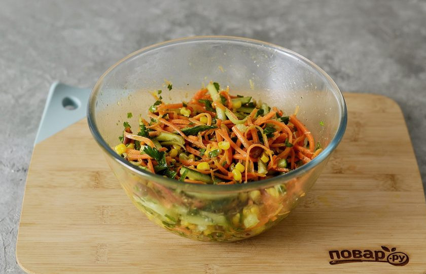 1. Этап. Салат с корейской морковью: Перемешайте все ингредиенты, посолите по вкусу.