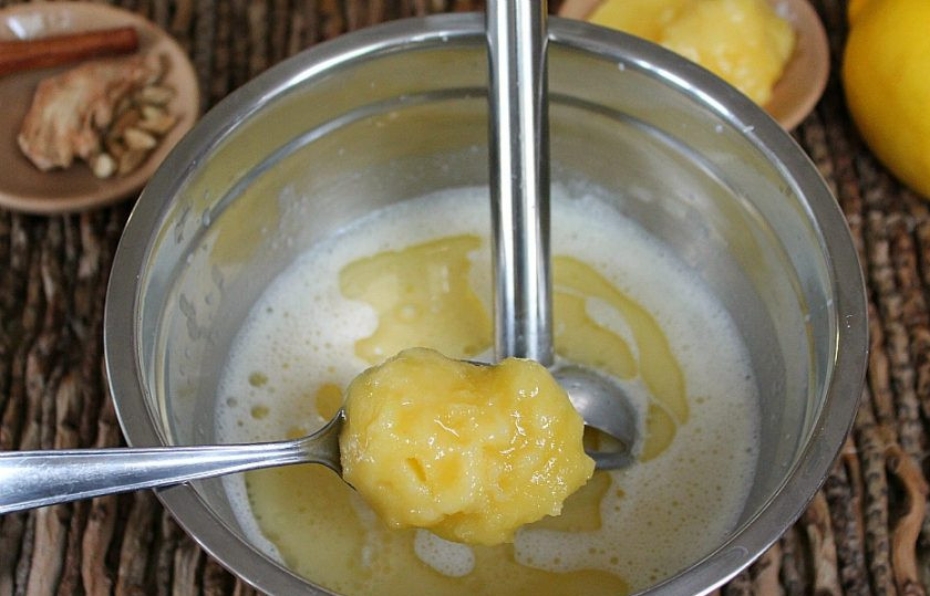 1. Этап. Медовые пряники на кефире: Добавьте мед.