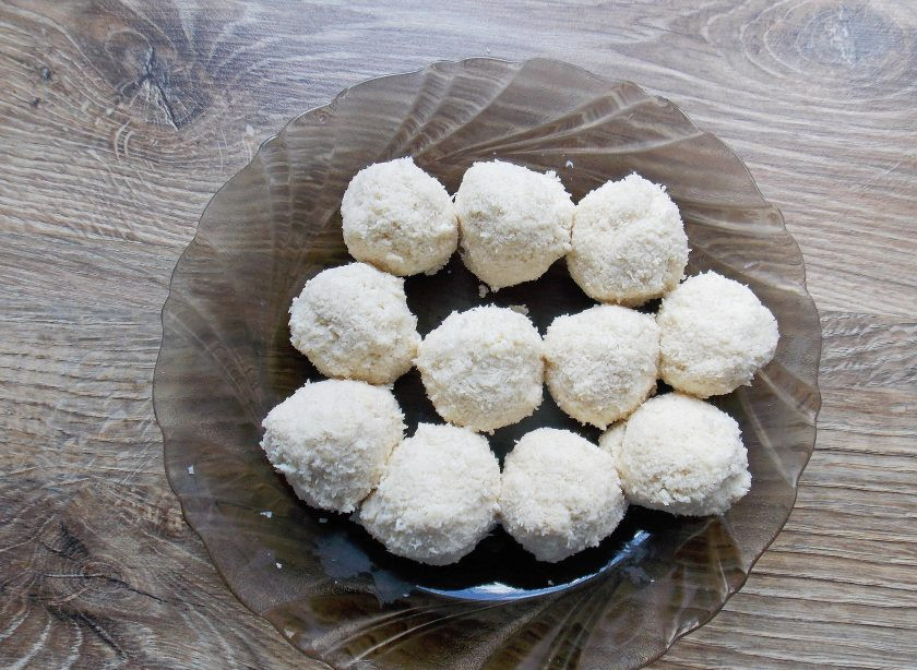 1. Этап. Капкейки Баунти: Скатайте из кокосовой массы шарики. Если формочки для выпечки маленькие, то получается 12 штук, а если большие, то 7-8 штук.