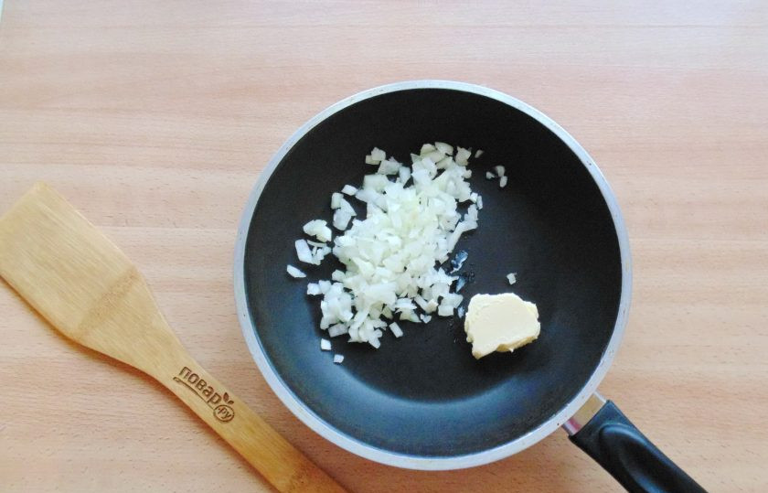 1. Этап. Соус Субиз: Репчатый лук мелко нарежьте и выложите в сковороду с 2 столовыми ложками сливочного масла.
