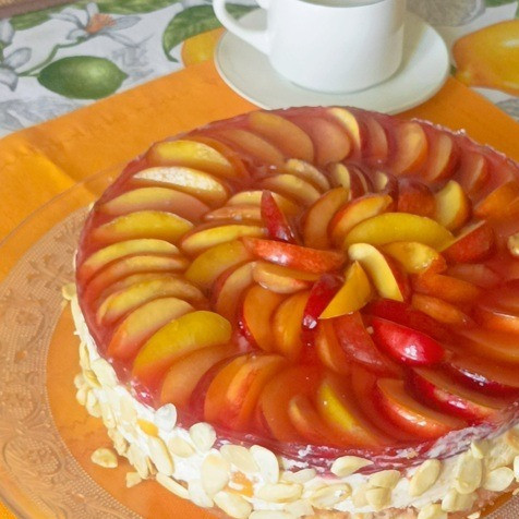 1. Этап. Творожный торт с нектаринами: Для верха: Желатин залить холодным соком или морсом. Лепестки миндаля подсушить на сковороде без масла и остудить. Кусочки ягоды выложить на верх застывшей творожной массы и залить распущенным желатином. Бока торта смазать сиропом от варенья и украсить лепестками миндаля.