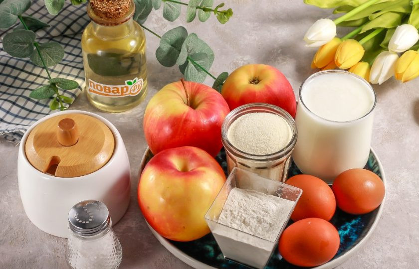 1. Этап. Манно-яблочный пирог Сочный: Подготовьте указанные ингредиенты. Если яблоки мелкие, то используйте 3 плода, если крупные, то два. То же самое и с куриными яйцами.