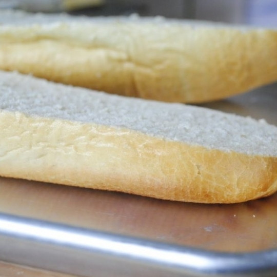 1. Этап. Чесночно-сырные гренки: Теперь берем итальянский хлеб, разрезаем его вдоль на 2 части.