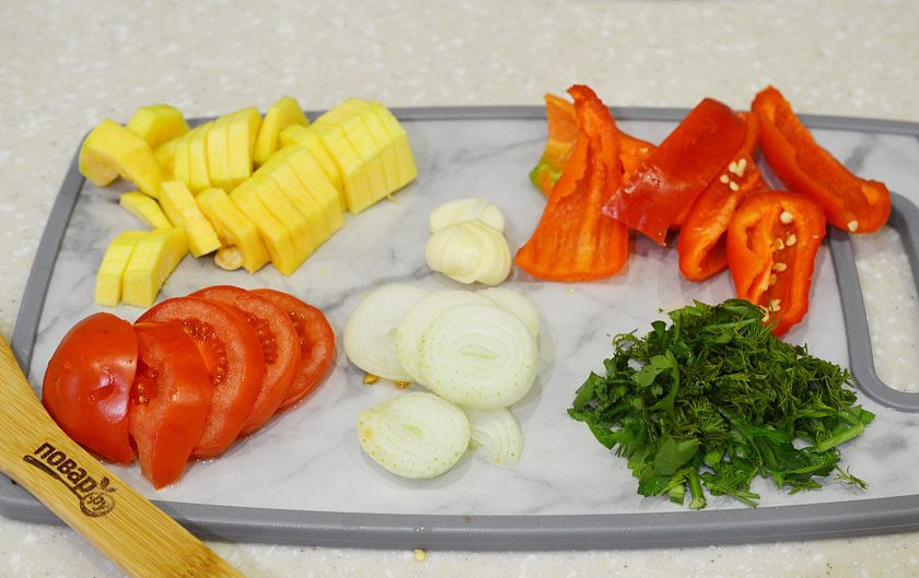 1. Этап. Кабачки с помидорами на зиму: 1. Все овощи нарежьте на средние кусочки, зелень измельчите.