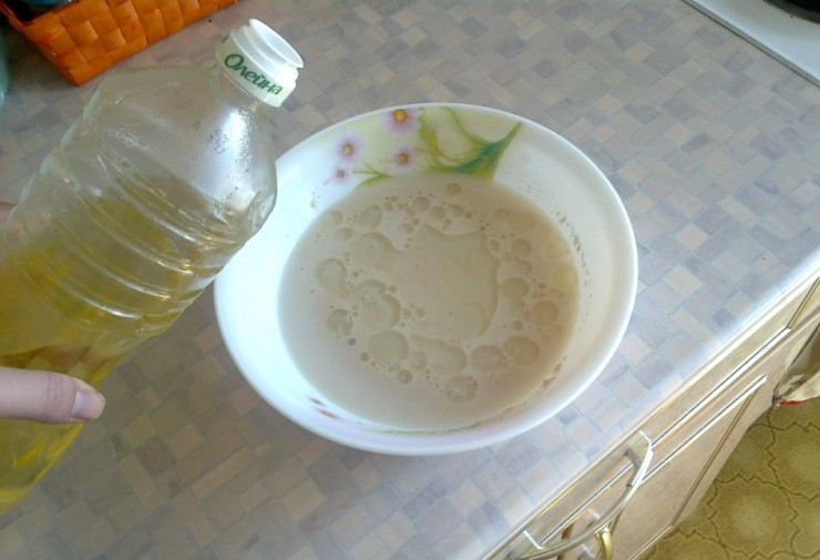 1. Этап. Тесто для баурсаков: Теперь вливаем немного растительного масла.