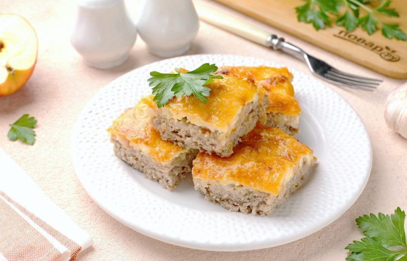 1. Этап. Запеканка из фарша с яблоками: Запеканка из фарша с яблоками готова. Нарежьте её на порции и подавайте к столу. Приятного аппетита!