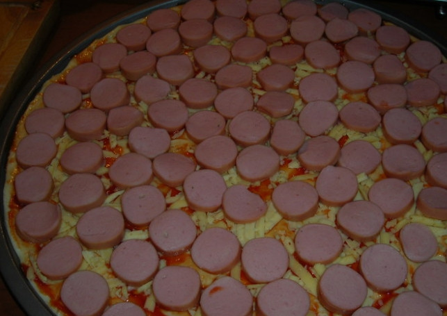 1. Этап. Пицца с сосисками и сыром: 3. Сосиски нарезаю кружочкам и выкладываю одним слоем на сыр.