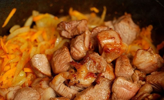 1. Этап. Плов узбекский: 9. Верните на сковороду мясо и аккуратно перемешайте.