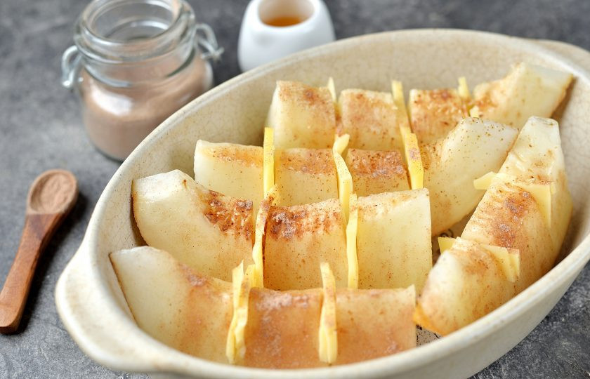 1. Этап. Запеченная дыня в духовке: Переложите нафаршированные сыром ломтики дыни в огнеупорную форму и отправьте ее в предварительно разогретую до 190 градусов духовку на 15 минут в режиме без конвекции.