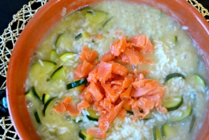 1. Этап. Ризотто с рыбой: Добавляем 1 ч.л масла, хорошо перемешиваем и выкладываем семгу. Аккуратно все перемешиваем, посыпаем мелко нарезанным тимьяном и тертым пармезаном и убираем ризотто с огня.