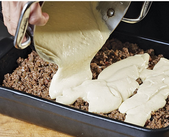 1. Этап. Мусака с баклажанами и картофелем: 9. Залейте все это соусом, аккуратно распределив так, чтобы он все покрыл. И отправьте форму в разогретую духовку.