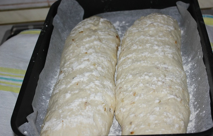 1. Этап. Чиабатта с луком: Обильно посыпаем поверхность чиабатты мукой и оставляем батоны в теплом месте.