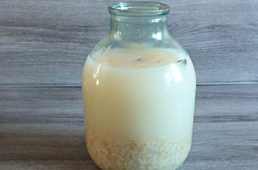 1. Этап. Грушевый квас: Возьмите 3-х литровую банку. Ополосните её кипятком. Перелейте в неё закваску и добавьте теплой (не горячей) воды по плечики банки. Всыпьте 1 ст.л. сахара, перемешайте. Прикройте и оставьте на 1,5 дня при комнатной температуре. Периодически встряхивайте банку. Через сутки закваска должна активно двигаться вверх-вниз.