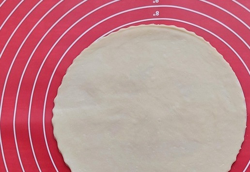 1. Этап. Кутабы с творогом и тунцом: Тесто разделить на 12 частей, каждую раскатать в круг диаметром 16 см.