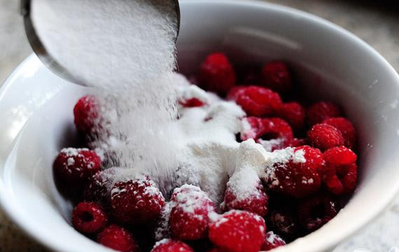 1. Этап. Малиновый пирог: 1. Предварительно разогреть духовку до 160 градусов. В средней миске смешать промытую малину, кукурузный крахмал, 2 / 3 стакана сахара и ванильный экстракт. Перемешать и отложить в сторону.