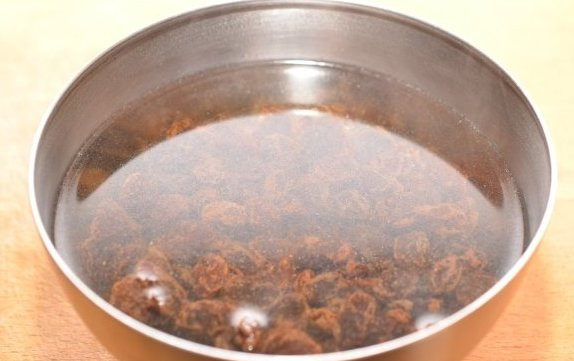 1. Этап. Сдобные пирожки с творогом: Изюм перекладываем в мисочку и заливаем его кипятком, оставляем минут на 5 размокать.