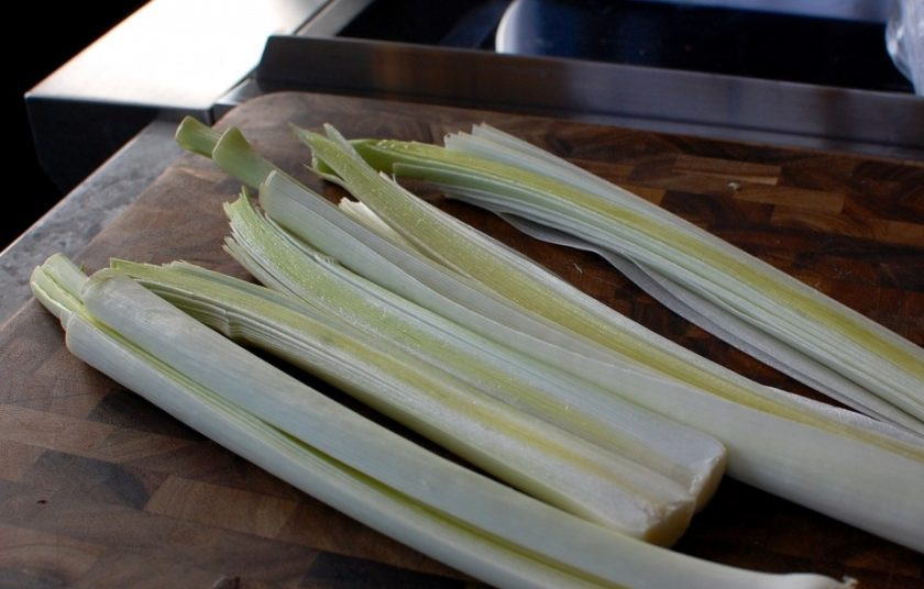1. Этап. Картофельно-луковый суп: 1. Отрежьте корневую часть от порея, порежьте лук вдоль пополам.