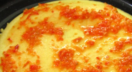 1. Этап. Пицца без дрожжей на молоке: Смазываем заготовку кетчупом (можно аджикой).