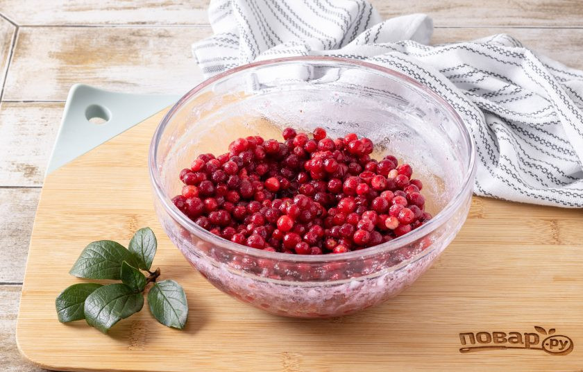 1. Этап. Сушеная брусника: Сахар должен почти полностью раствориться и превратиться в сироп.