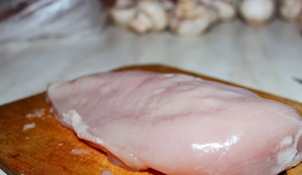 1. Этап. Курица диетическая с грибами: Начинку отставляем, пускай остывает. Курицу промойте.