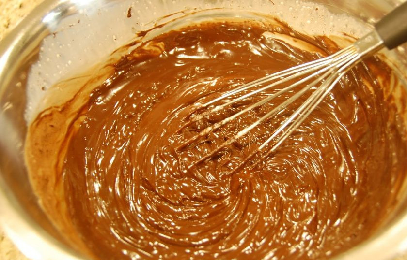 1. Этап. Очень шоколадный торт: 3. Сперва масса будет зернистая, затем приобретет однородную консистенцию. Накройте крем пленкой и оставьте на время приготовления теста.