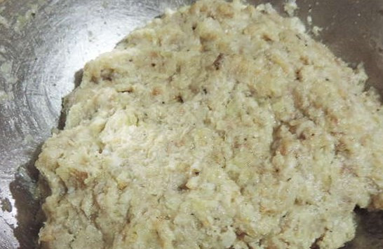 1. Этап. Фарш в духовке: В фарш добавьте яйцо, специи, лук измельченный. А также батон, замоченный в молоке. Хорошенько все перемешиваем.