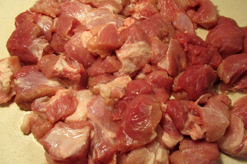 1. Этап. Томатный суп с капустой и мясом: Нарежьте окорок небольшими кусочками.