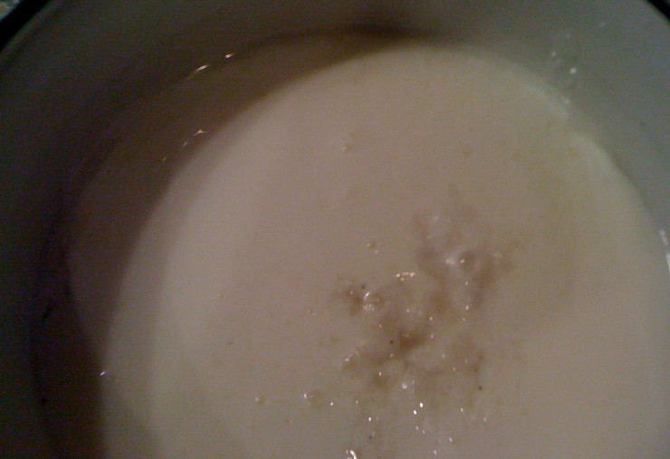 1. Этап. Вареники на пару украинские: Наливаем в кастрюльку или миску кефир, добавляем соду и соль, перемешиваем все.